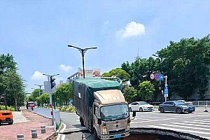 晋江一路面突然塌陷!过路货车急刹,车头悬在空中!目击者:听到一声巨响