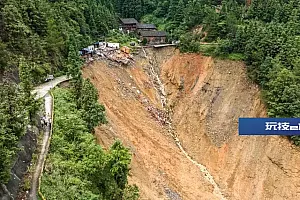 和时间赛跑:200多辆车在进入断桥前被成功拦下