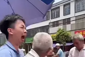 爷爷高温下卖荔枝突然呕吐,19岁孙子崩溃大哭:我的家庭不完美,只希望爷爷奶奶健康