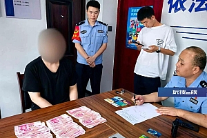 外地男子在汤口取出一叠现金要交给骗子,急坏了民警……