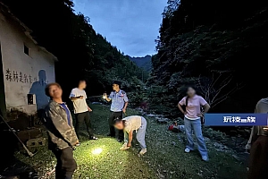 老人深山失联7小时,搜救人员利用无人机将其找到