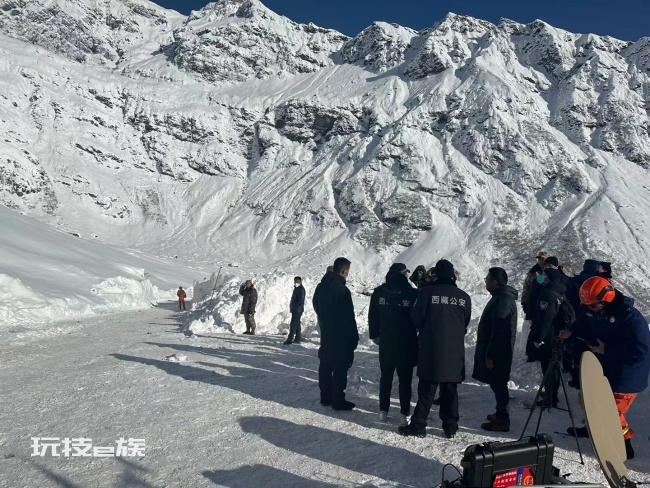 亲历者讲述西藏雪崩隧道现场：一大片雪‘咣’地砸下来，车子就被打翻了