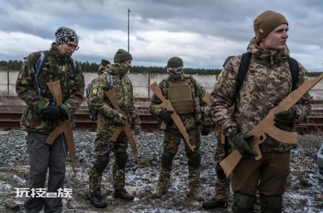 俄罗斯雇佣兵打疯了乌军一个接一个逃跑，俄专家连夜宣布喜讯