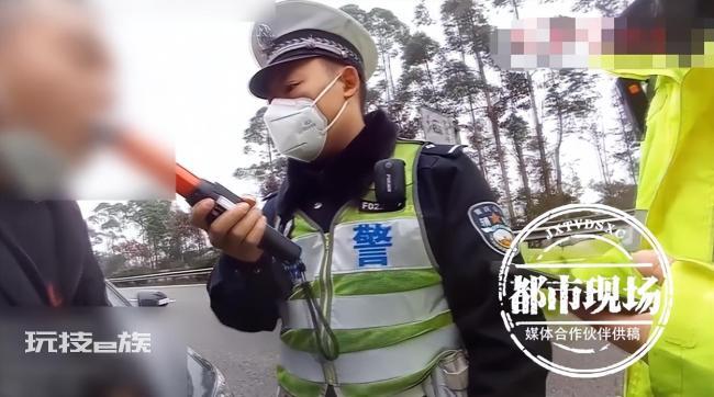 男子边开车边喝高度白酒 不要命行为