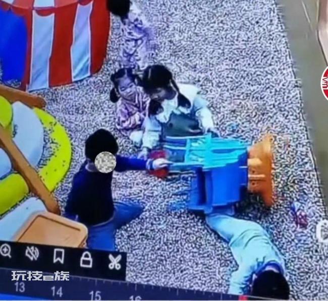 男童游乐场内被撞晕 当事人还未找到
