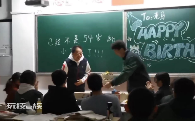 学生谎称有人打架为55岁老师庆生,遇到一群感恩的孩子