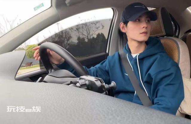 一驾校教练酷似杨洋走红 “从不骂人”锦旗亮了!