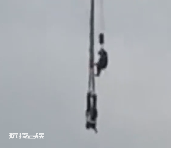教练称情侣倒挂半空系女生太紧张!滞留半空秀恩爱?