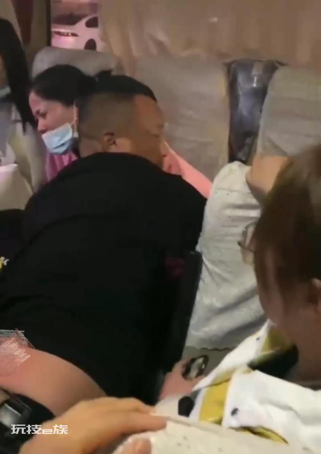 男导游强抢手机吓哭游客 这么明目张胆吗?