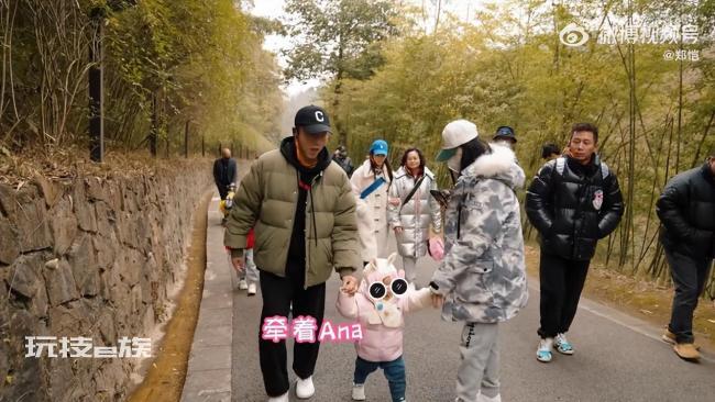 郑恺苗苗带女儿看大熊猫 网友:全家总动员