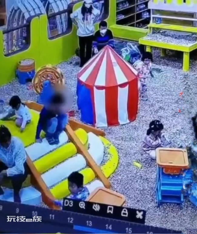男童游乐场内被撞晕 当事人还未找到