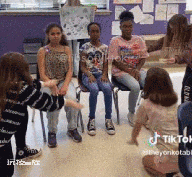 教师让白人给黑人下跪