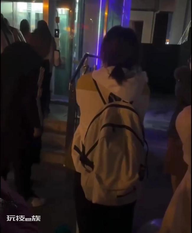 男导游强抢手机吓哭游客 这么明目张胆吗?