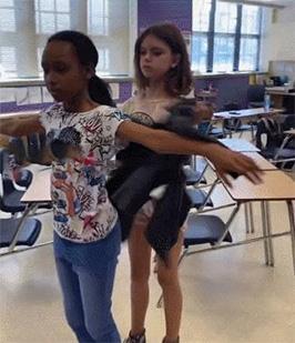 教师让白人给黑人下跪:画面不堪!