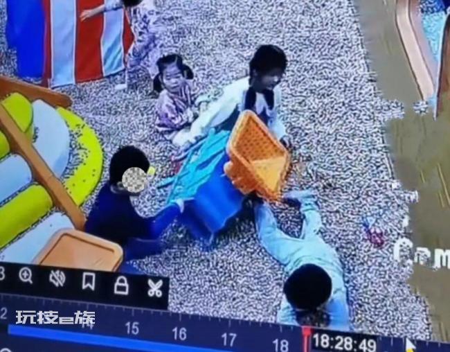 男童游乐场内被撞晕 当事人还未找到