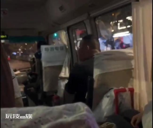 男导游强抢手机吓哭游客 这么明目张胆吗?