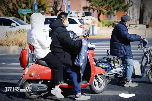 孙颖莎崴脚坐电驴出行 网友:要注意身体啊