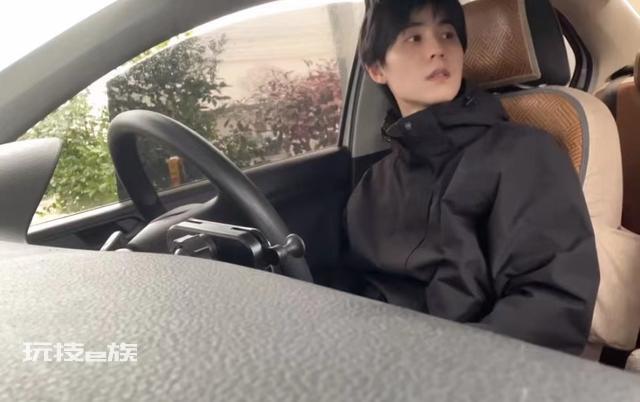 一驾校教练酷似杨洋走红 “从不骂人”锦旗亮了!