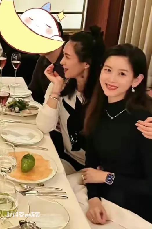 章子怡章泽天聚餐合照 网友:美女姐姐贴贴