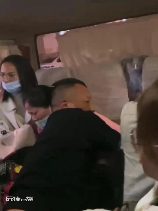 男导游强抢手机吓哭游客 这么明目张胆吗?