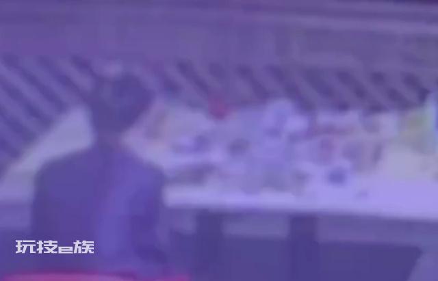 3人餐馆吃饭 男子无钱付款下跪求情 店主无可奈何