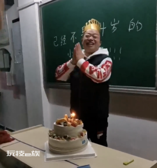 学生谎称有人打架为55岁老师庆生,遇到一群感恩的孩子