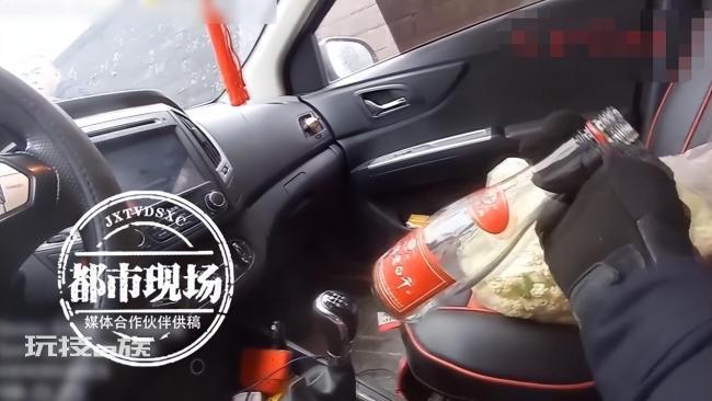 男子边开车边喝高度白酒 不要命行为