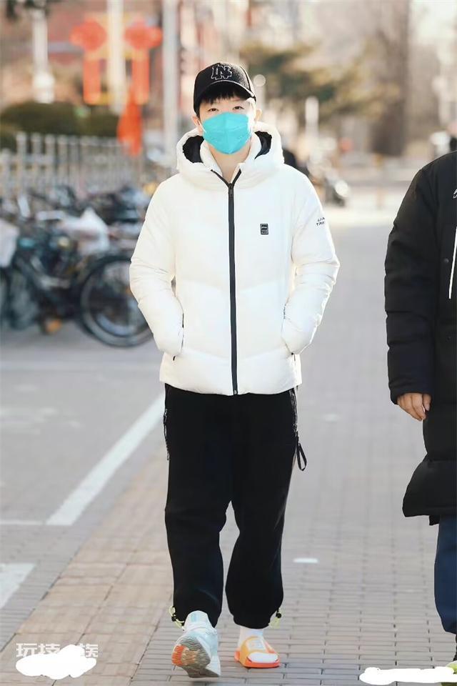 孙颖莎崴脚坐电驴出行 网友:要注意身体啊