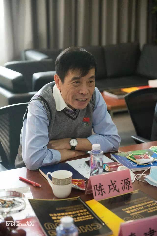 陈戌源开会照曝光 桌上2盒软中华 桌面凌乱,发言稿不足一页A4纸
