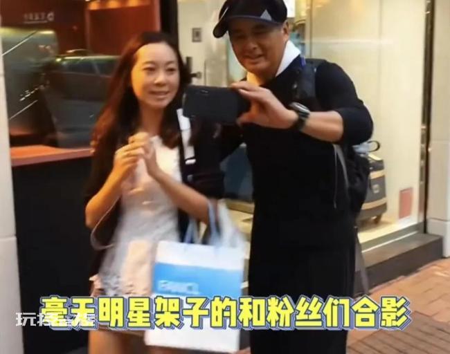 周润发现身香港街头 为人亲和豪无明星架子