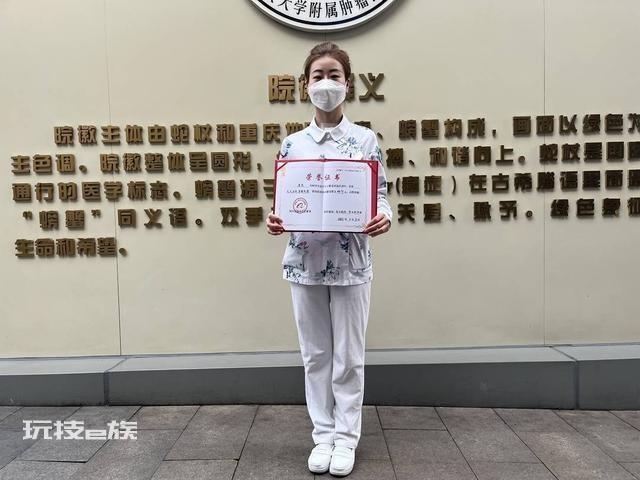 重庆护士飞机上救助乘客,获阿里公益正能量奖励 同行乘客打电话到医院求表扬