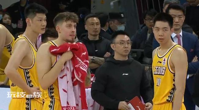 胡金秋犯规动作引热议 网友:这开始玩阴的