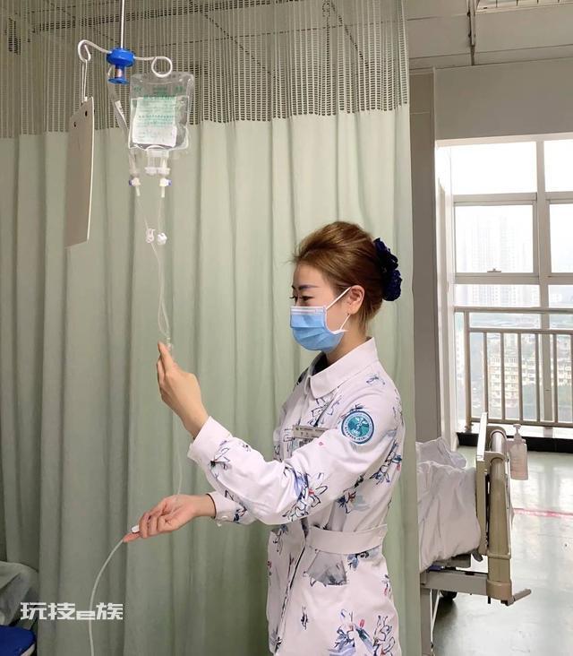 重庆护士飞机上救助乘客,获阿里公益正能量奖励 同行乘客打电话到医院求表扬