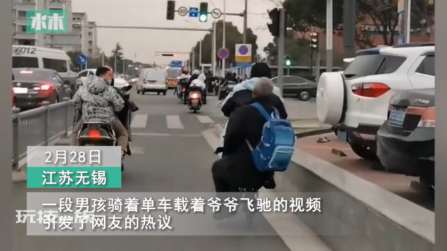 孙子骑车载背书包爷爷 网友:孩子骑快点,爷爷上学要迟到了