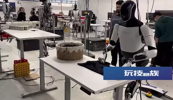 马斯克展示机器人“擎天柱”叠衣服：很灵活